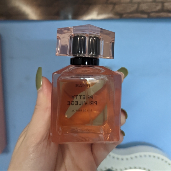 Pretty privilege - Picture 2 of 5